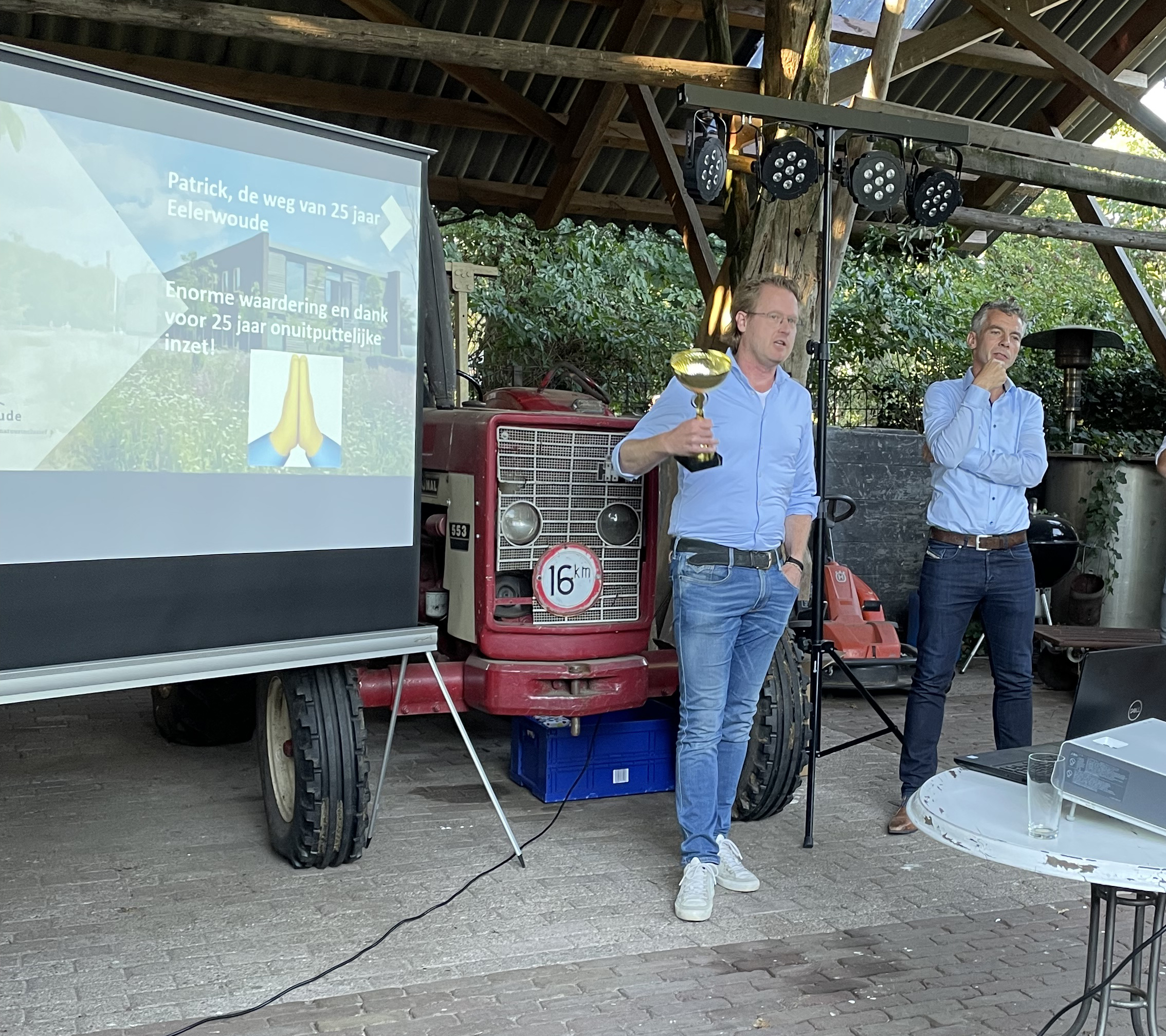 Een beker van Eelerwoude en een korte speech van Patrick